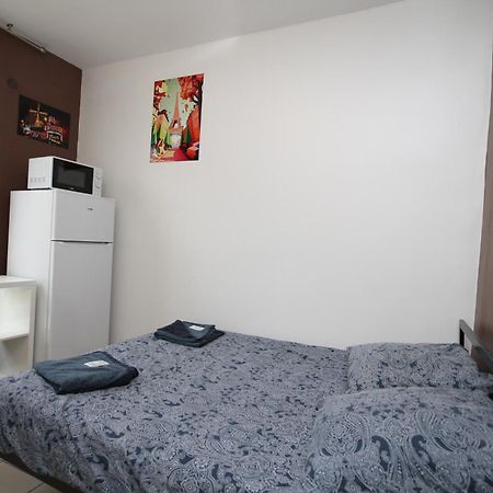 08 - Chambre proche Paris et Transports avec TV WIFI Saint-Denis  Extérieur photo